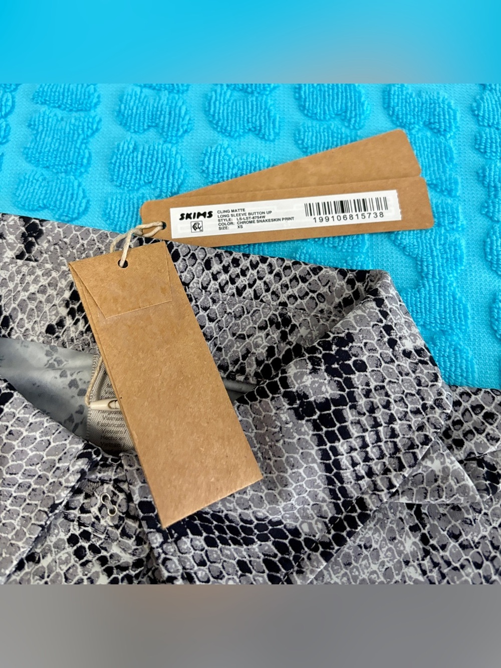 🐍 SKIMS Cling Matte Long Sleeve Button Up | Chrome Snakeskin Print | XS | NWT - Picture 4 of 5
